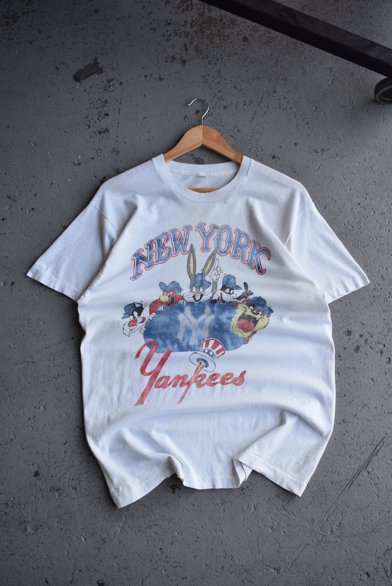 Vintage 90s Warner Bros. x MLB New York Yankees Tee (L) - Retrospective Store
