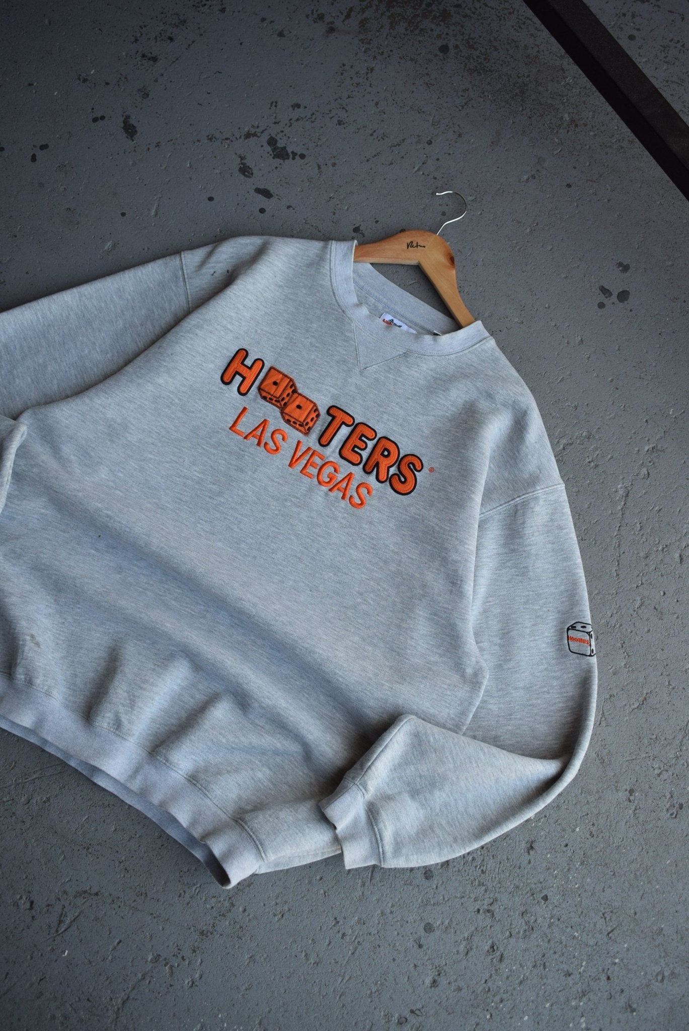 Vintage Hooters Las Vegas Embroidered Crewneck (L) – Retrospective