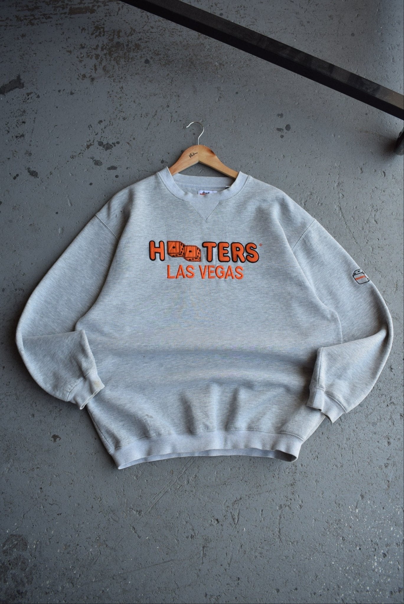 Vintage Hooters Las Vegas Embroidered Crewneck (L) – Retrospective