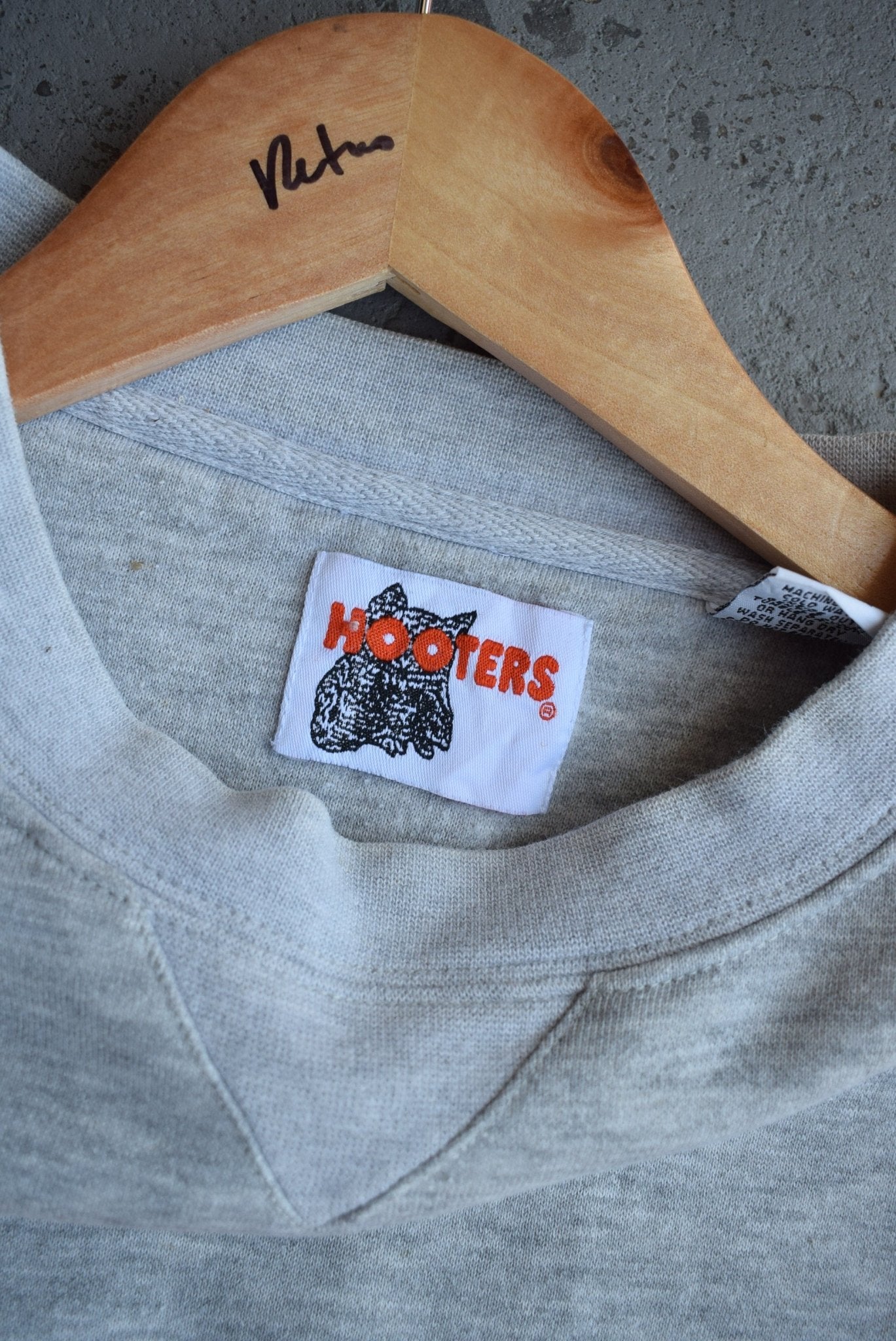 Vintage Hooters Las Vegas Embroidered Crewneck (L) - Retrospective Store