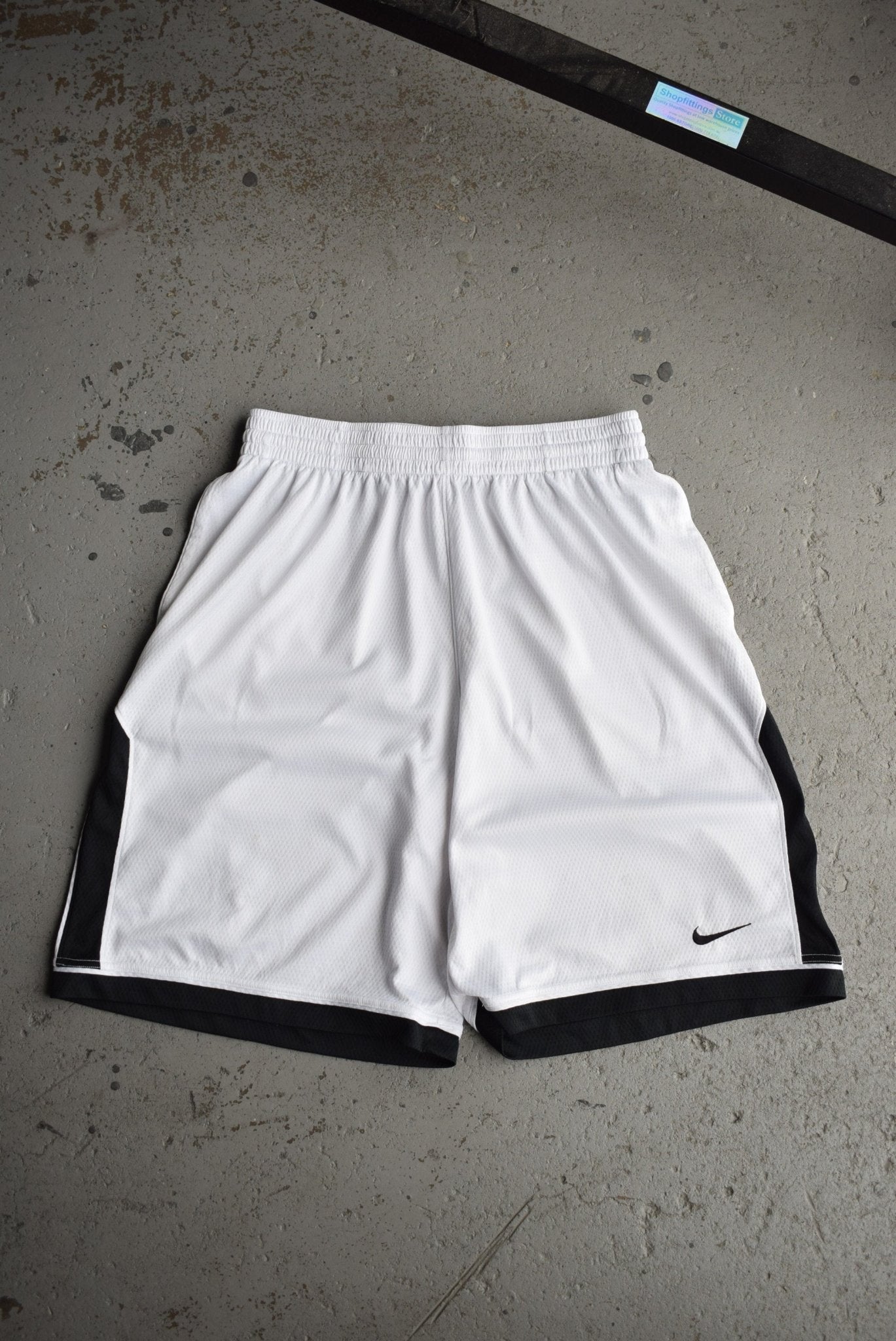 Vintage Nike Classic Logo Embroidered Shorts (L) - Retrospective Store