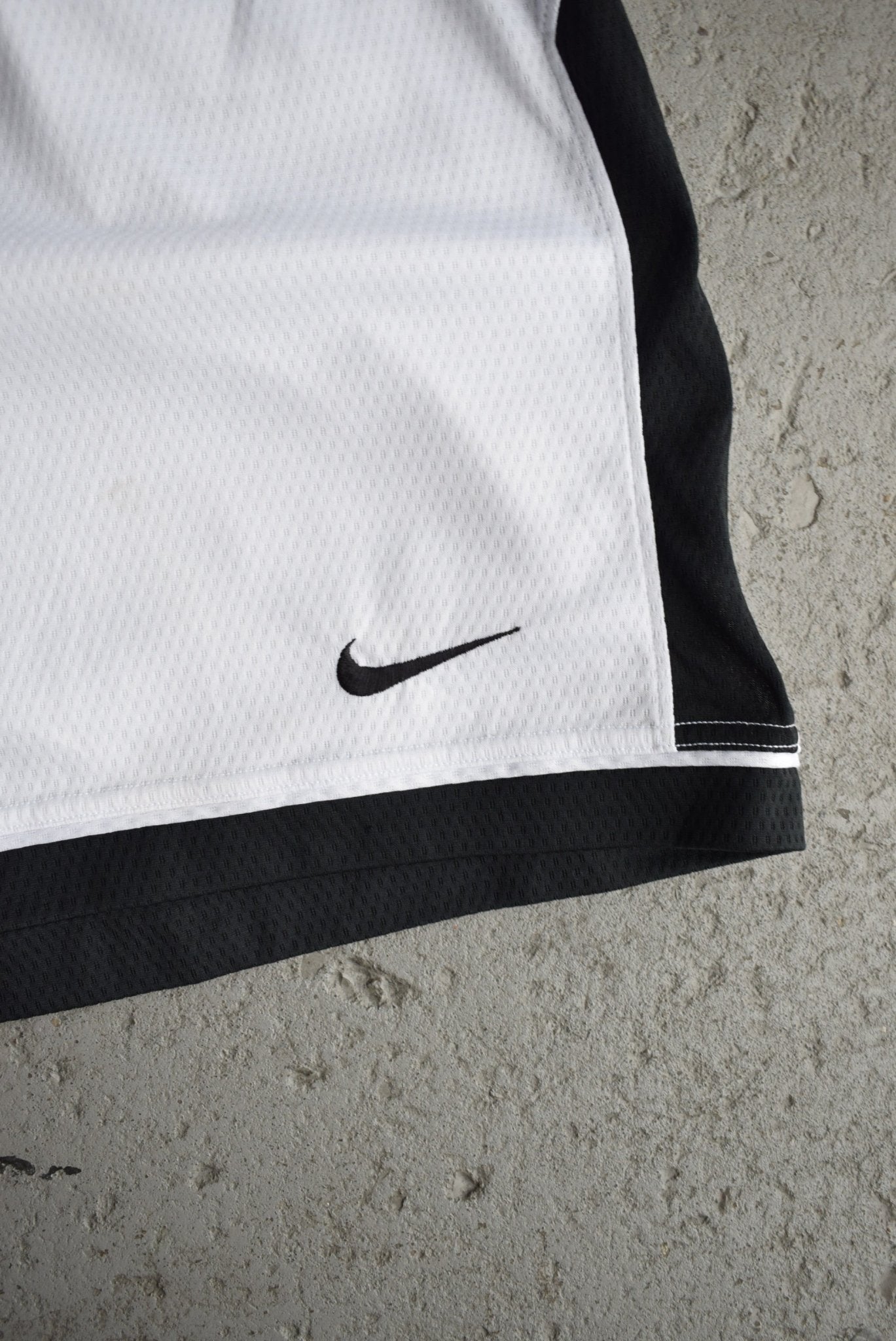 Vintage Nike Classic Logo Embroidered Shorts (L) - Retrospective Store