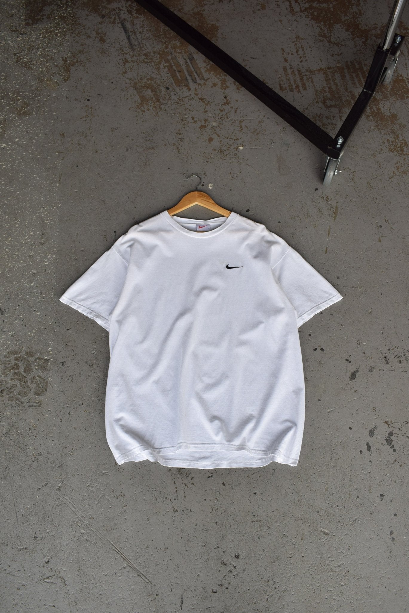 Vintage Nike Classic Logo Embroidered Tee (L) - Retrospective Store