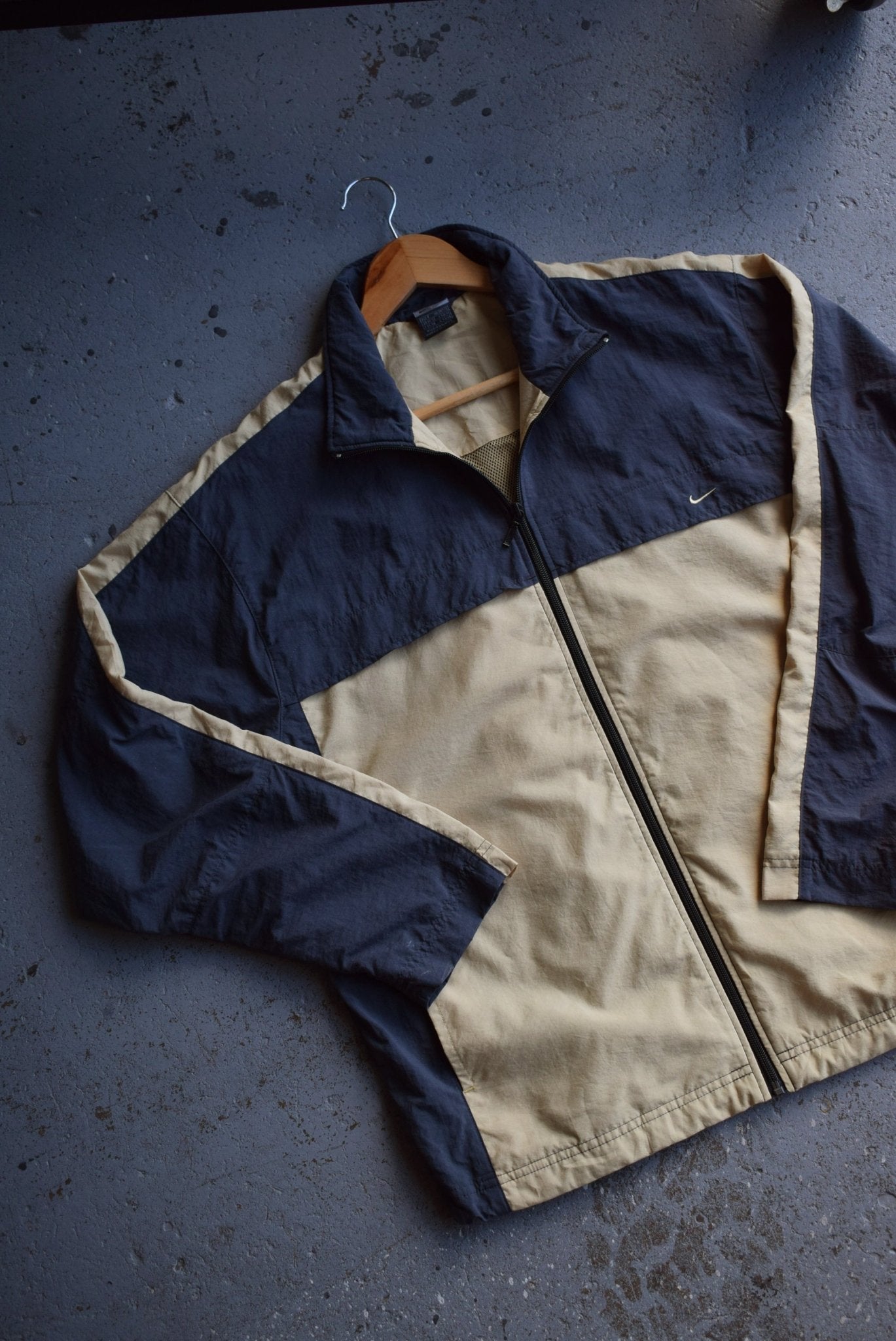 Vintage Nike Classic Logo Embroidered Windbreaker Jacket (M) - Retrospective Store