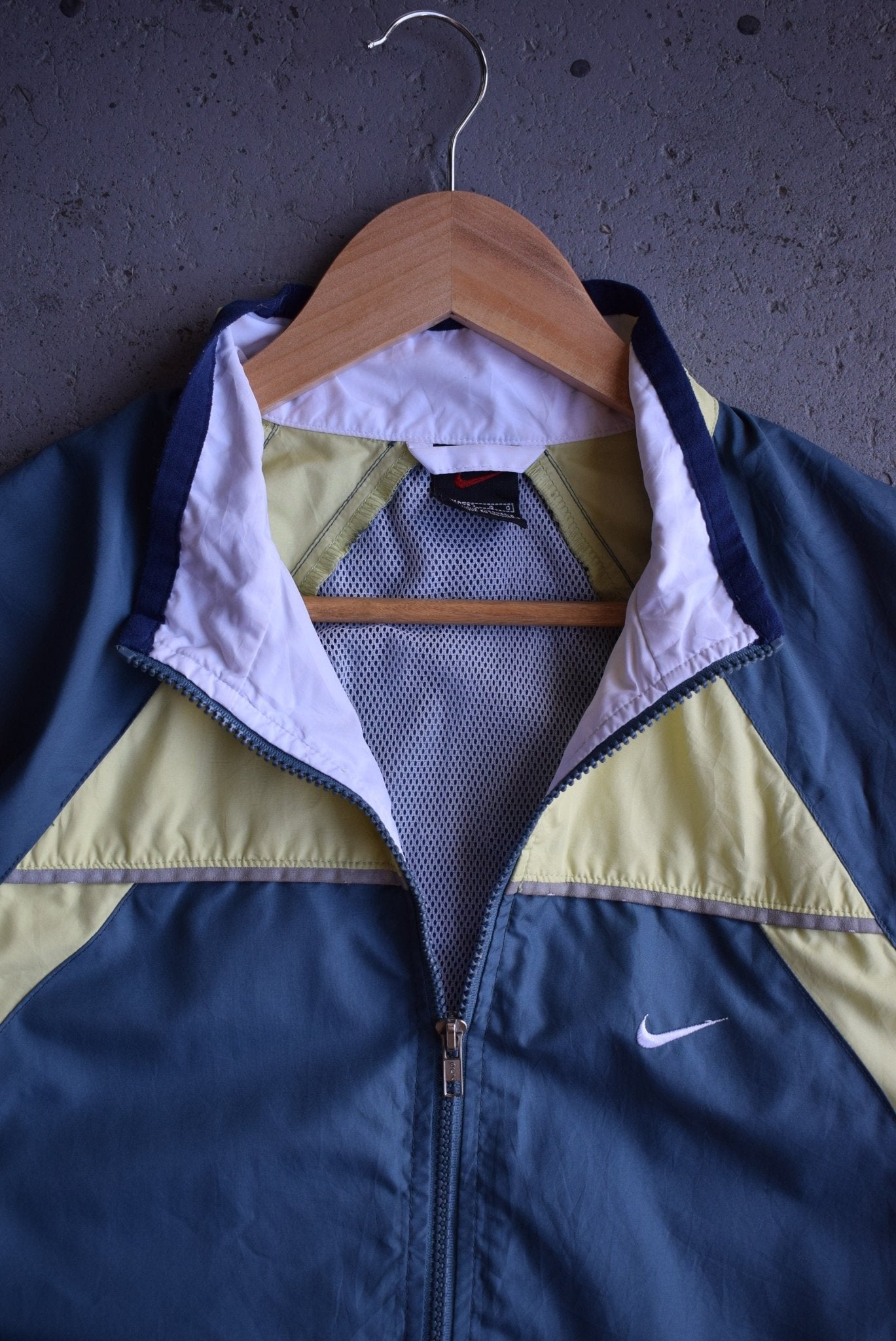 Vintage Nike Classic Logo Embroidered Windbreaker Jacket (M) - Retrospective Store