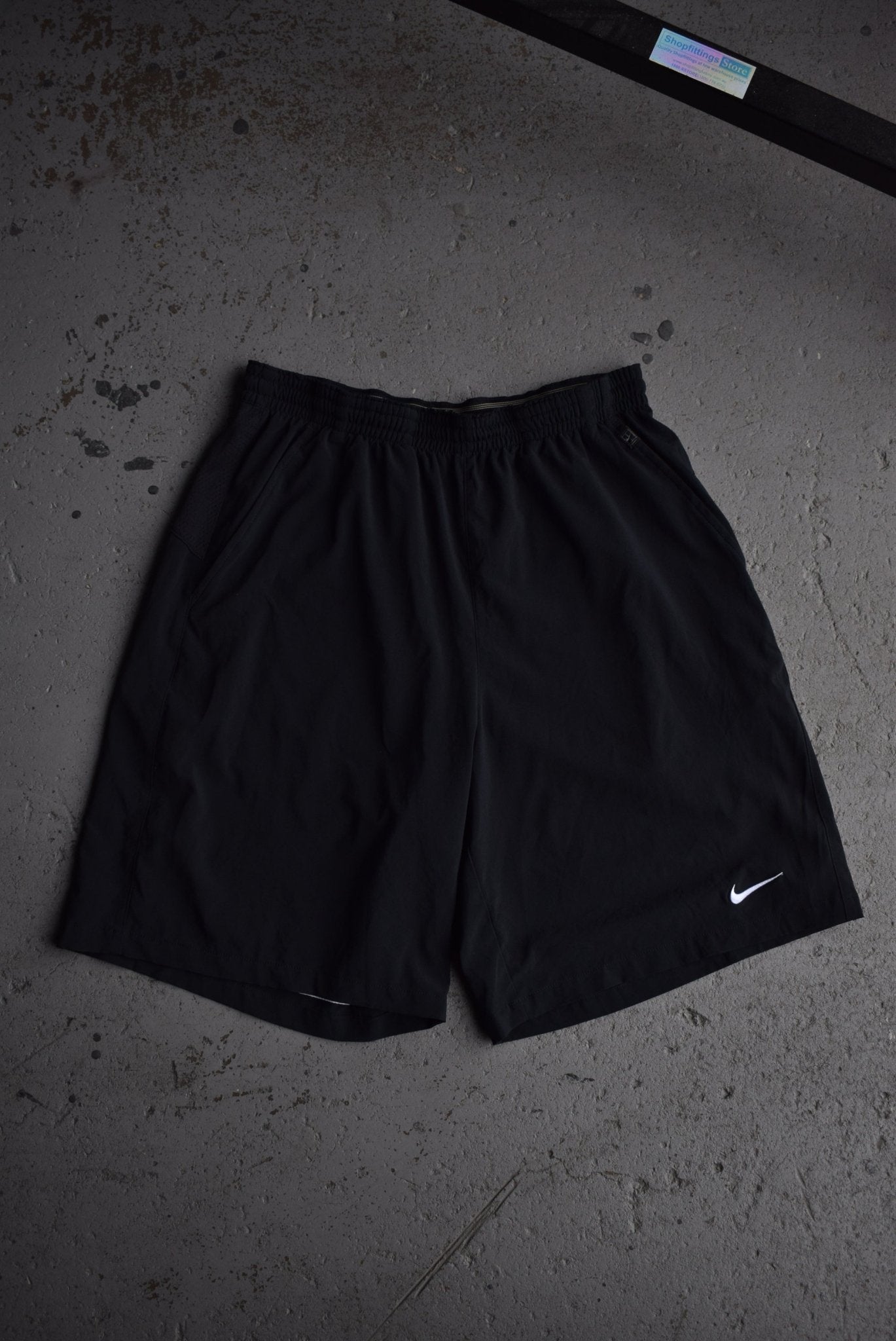 Vintage Nike Court Classic Logo Embroidered Shorts (L) - Retrospective Store