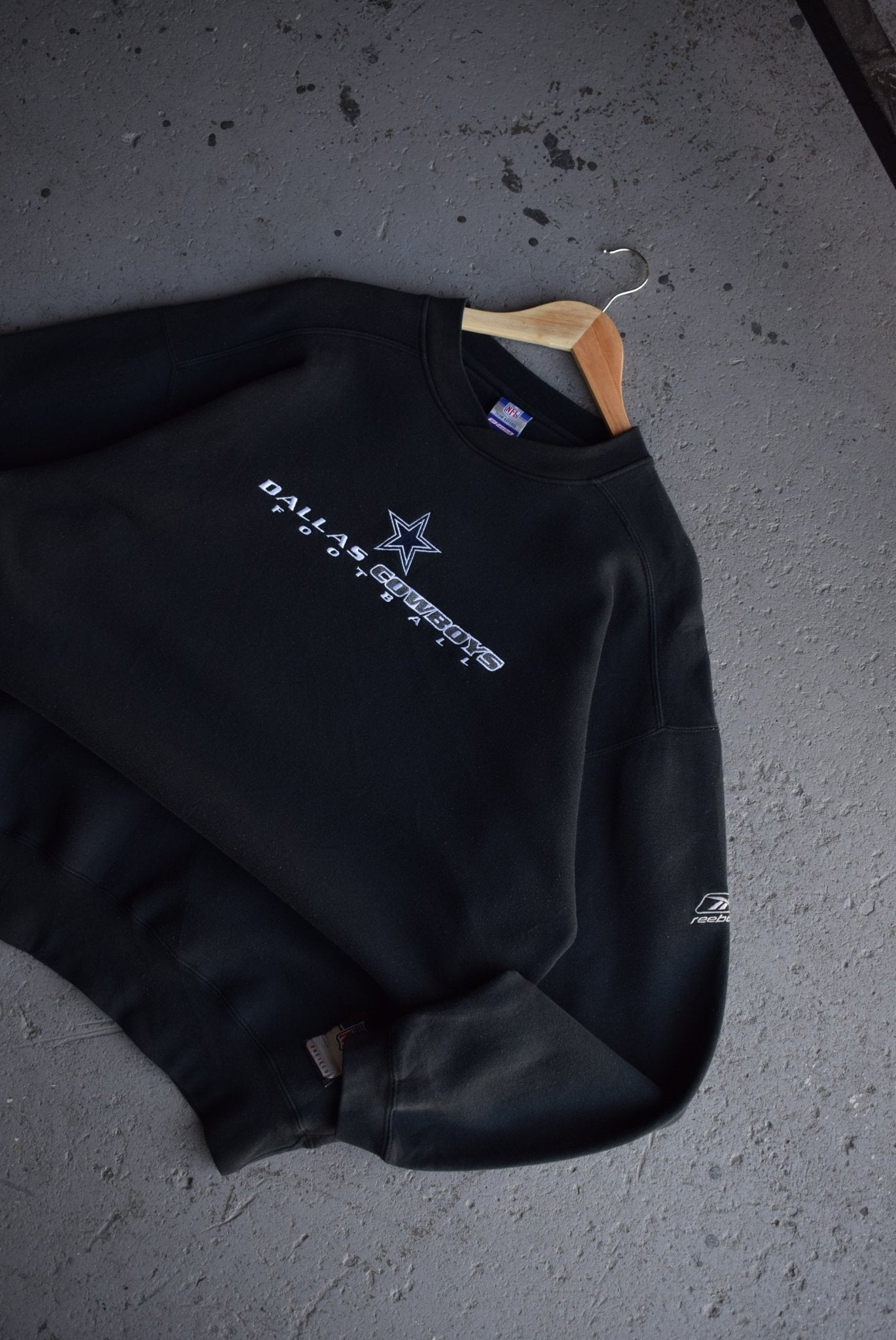 Vintage Reebok x NFL Dallas Cowboys Embroidered Crewneck (L) - Retrospective Store