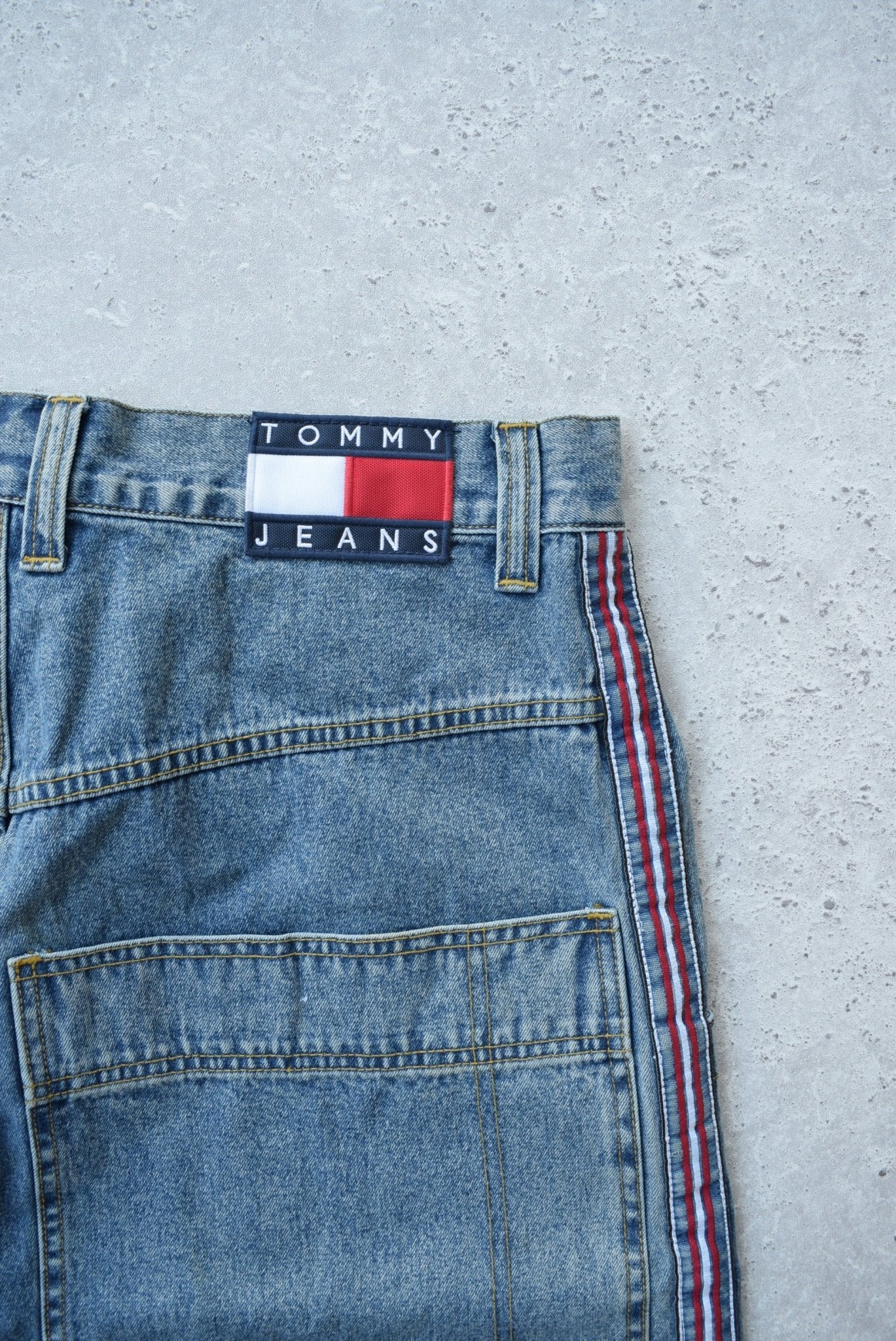 Vintage Tommy Hilfiger Jeans Baggy Jorts (W35) - Retrospective Store